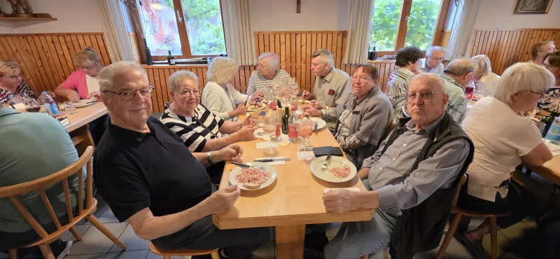 Sommertreff in der Besenwirtschaft, volle Tische