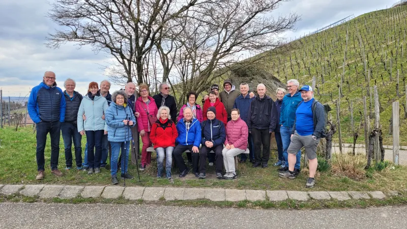 Gruppenbild der Winterwanderung vor einem Weinberg