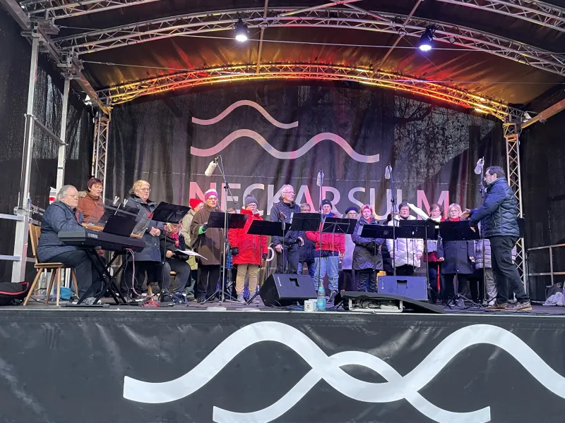 Auftritt auf der Bühne des Neckarsulmer Weihnachtsmarkts